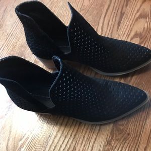 Steve Madden size 7.5 shoes. Black suede